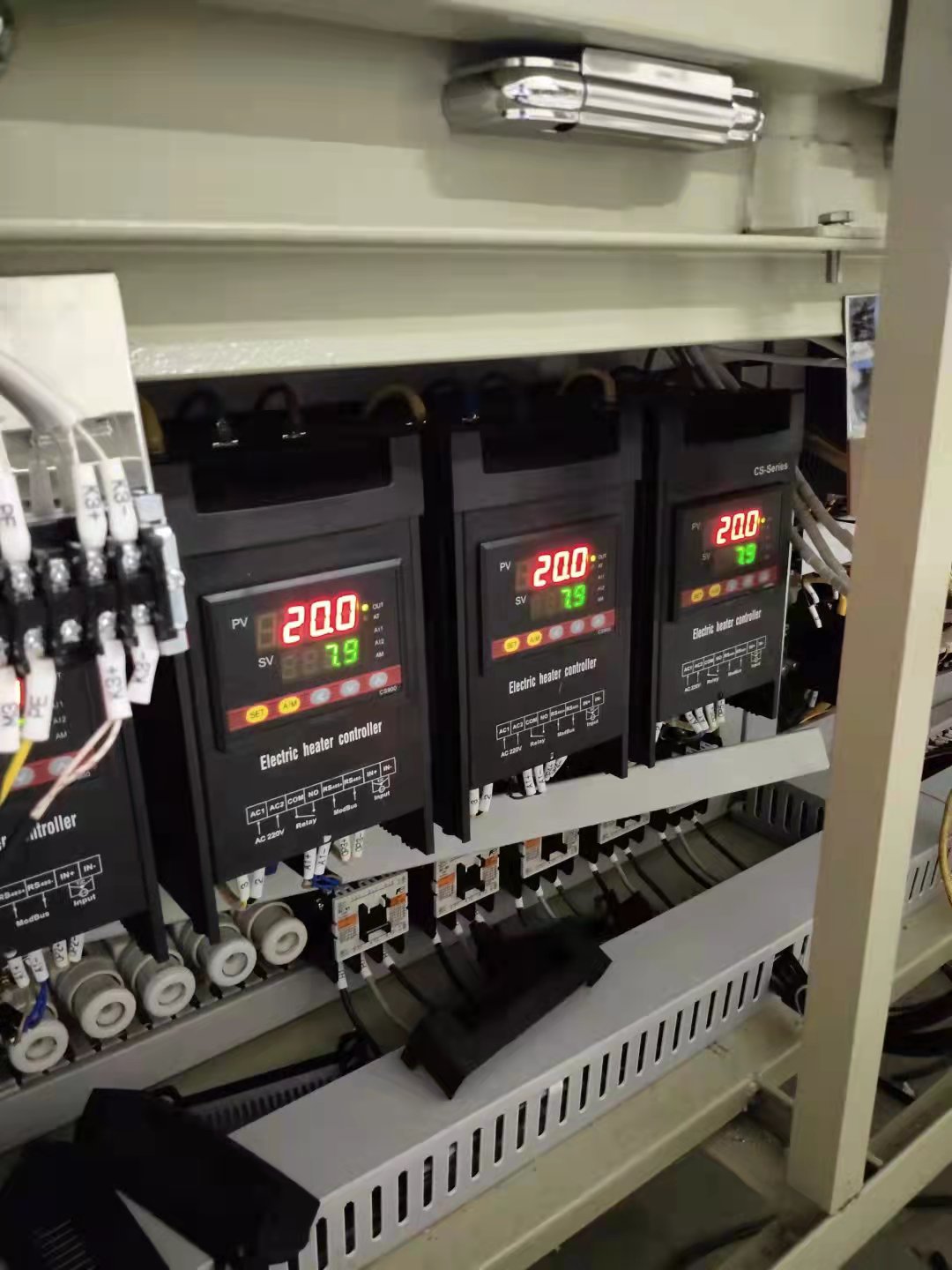 電力調(diào)整器主要使用在三相380V AC的場(chǎng)合(圖1) 電力調(diào)整器主要使用在三相380V AC的場(chǎng)合(圖1)